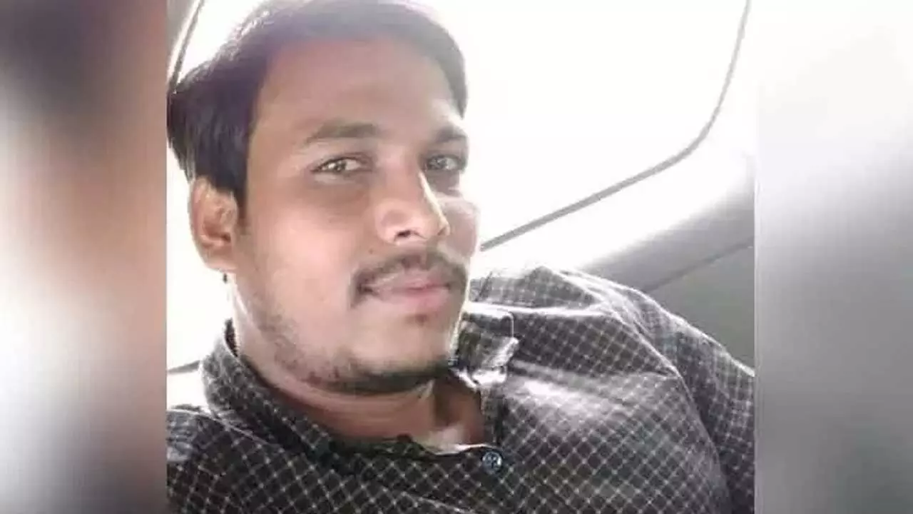 Karimnagar District : మద్యం మత్తులో పురుగుల మందు.. యువకుడు మరణం.. Karimnagar District : మద్యం మత్తులో పురుగుల మందు.. యువకుడు మరణం..