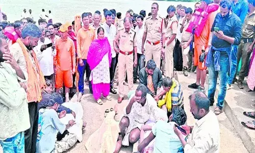 Missing : తుంగభద్ర నదిలో స్నానం కోసం వెళ్లిన ముగ్గురు విద్యార్థులు గల్లంతు Missing : తుంగభద్ర నదిలో స్నానం కోసం వెళ్లిన ముగ్గురు విద్యార్థులు గల్లంతు