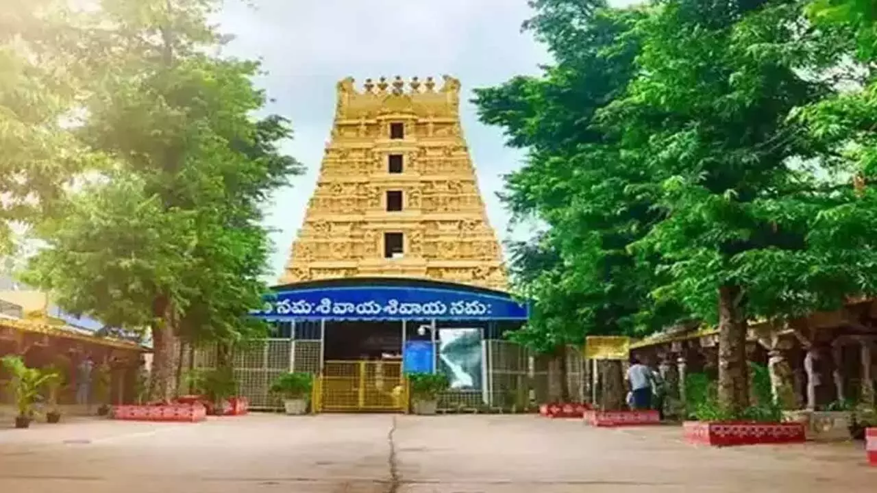 Srisailam : శ్రీశైలంలో భక్తులకు టోకరా.. గర్భాలయ అభిషేకం చేయిస్తానని Srisailam : శ్రీశైలంలో భక్తులకు టోకరా.. గర్భాలయ అభిషేకం చేయిస్తానని