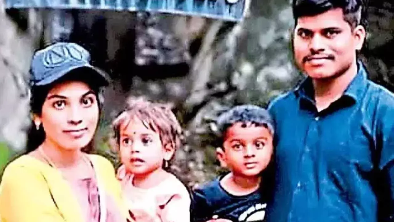 CRPF Jawan : భార్యతో మాట్లాడుతూ.. గన్తో కాల్చుకున్న జవాన్ CRPF Jawan : భార్యతో మాట్లాడుతూ.. గన్తో కాల్చుకున్న జవాన్