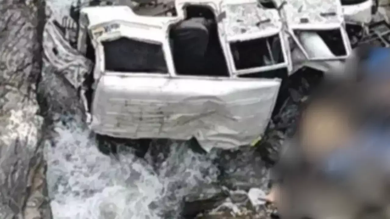 Uttarakhand: ఘోర రోడ్డు ప్రమాదం.. 150 అడుగుల లోతైన లోయలో పడ్డ కారు.. Uttarakhand: ఘోర రోడ్డు ప్రమాదం.. 150 అడుగుల లోతైన లోయలో పడ్డ కారు..