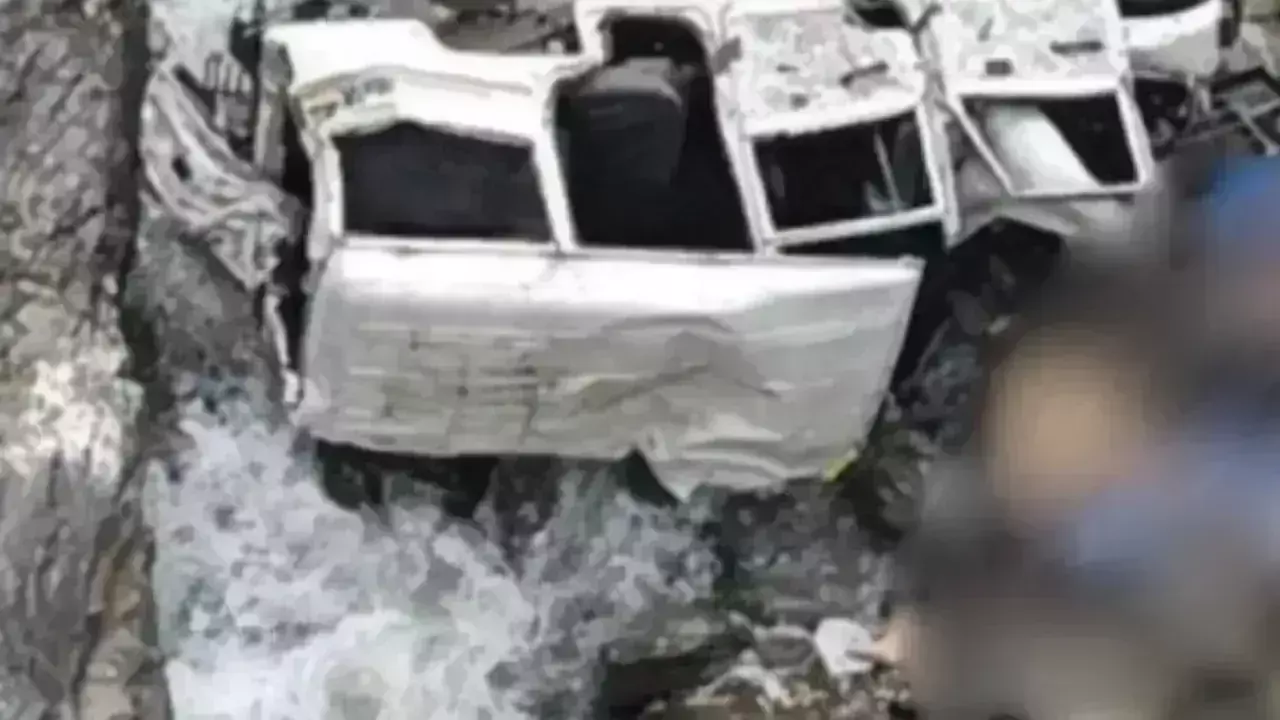 Uttarakhand: ఘోర రోడ్డు ప్రమాదం.. 150 అడుగుల లోతైన లోయలో పడ్డ కారు..