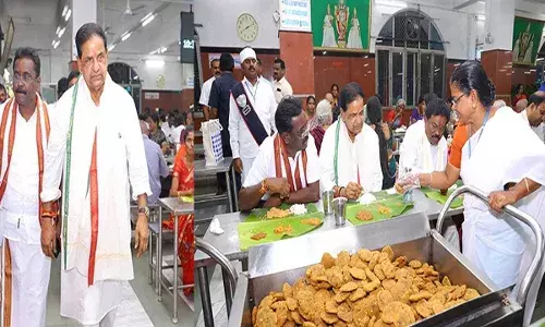 TTD Chairman : భక్తులతో కలిసి అన్న ప్రసాదం స్వీకరించిన టీటీడీ చైర్మన్ TTD Chairman : భక్తులతో కలిసి అన్న ప్రసాదం స్వీకరించిన టీటీడీ చైర్మన్