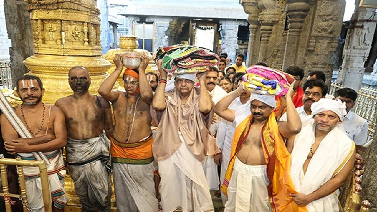 Tirumala : శ్రీవారి ఆలయంలో శాస్త్రోక్తంగా కోయిల్ ఆళ్వార్ తిరుమంజనం Tirumala : శ్రీవారి ఆలయంలో శాస్త్రోక్తంగా కోయిల్ ఆళ్వార్ తిరుమంజనం