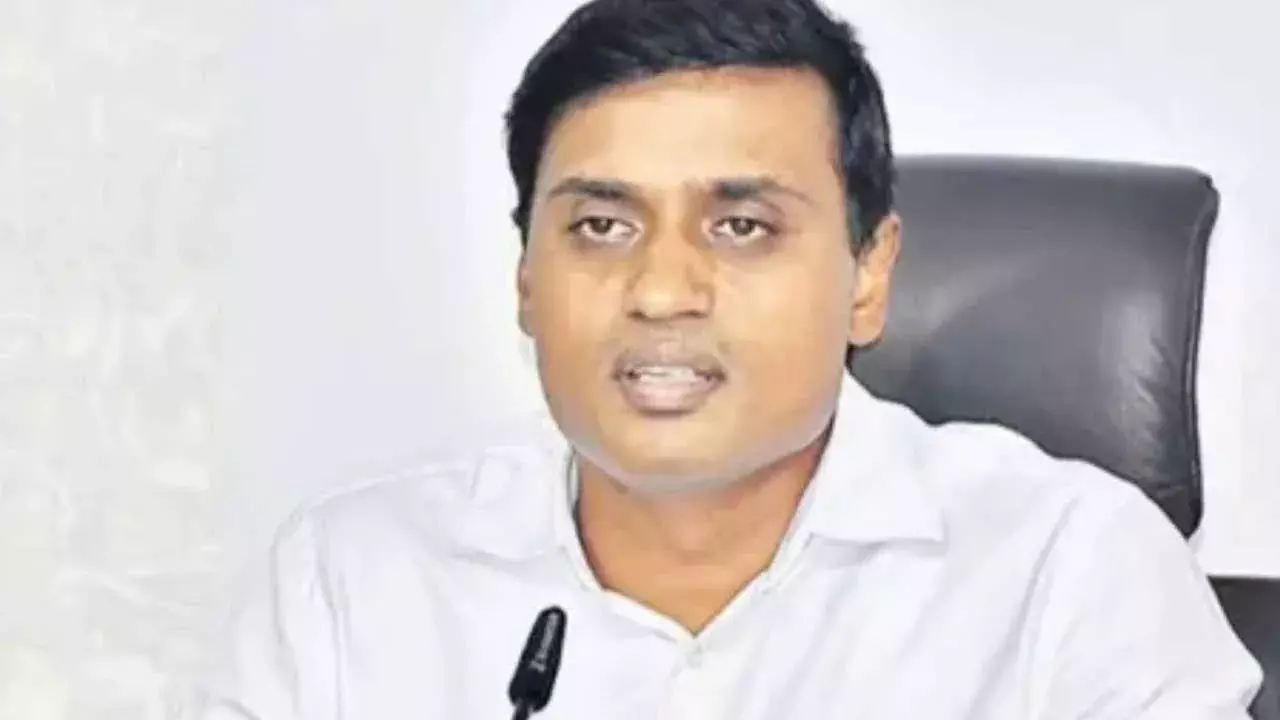 YSRCP MP Mithun Reddy : వైసీపీ ఎంపీ మిథున్ రెడ్డిపై లుకౌట్ నోటీసులు జారీ YSRCP MP Mithun Reddy : వైసీపీ ఎంపీ మిథున్ రెడ్డిపై లుకౌట్ నోటీసులు జారీ