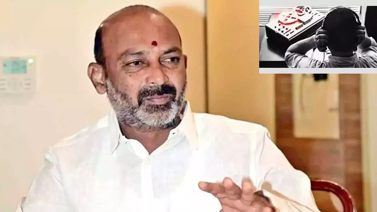 Bandi Sanjay : కేంద్రమంత్రి బండి సంజయ్కి సిట్ నోటీసులు.. ఎందుకంటే! Bandi Sanjay : కేంద్రమంత్రి బండి సంజయ్కి సిట్ నోటీసులు.. ఎందుకంటే!