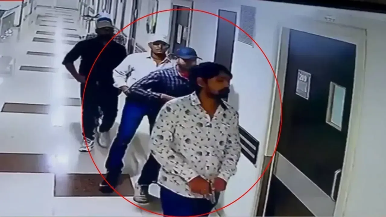 Patna Hospital: పిస్తోళ్లతో ఆస్పత్రిలోకి ఎంట్రీ.. మర్డర్ నిందితుడిని షూట్ చేసిన ప్రత్యర్థులు Patna Hospital: పిస్తోళ్లతో ఆస్పత్రిలోకి ఎంట్రీ.. మర్డర్ నిందితుడిని షూట్ చేసిన ప్రత్యర్థులు