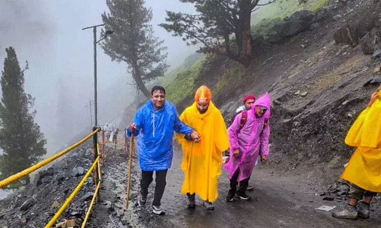 Amarnath Yatra: వాతావరణం బాగలేని కారణంగా ఆగిన అమర్ నాథ్ యాత్ర.. Amarnath Yatra: వాతావరణం బాగలేని కారణంగా ఆగిన అమర్ నాథ్ యాత్ర..