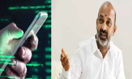 TG : బండి సంజయ్ కి సిట్ నోటీసులు.. ఫోన్ ట్యాపింగ్ కేసులో విచారణకు రావాలన్న అధికారులు. TG : బండి సంజయ్ కి సిట్ నోటీసులు.. ఫోన్ ట్యాపింగ్ కేసులో విచారణకు రావాలన్న అధికారులు.
