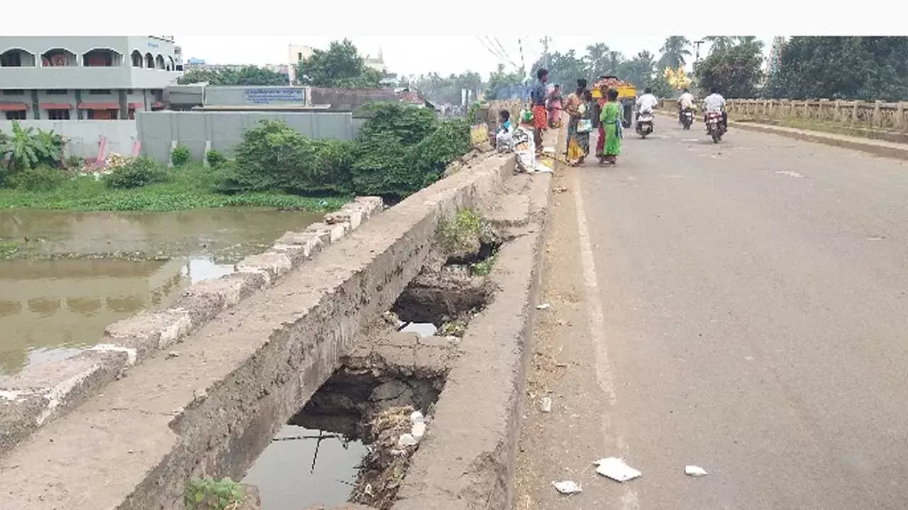 West Godavari : శిథిలావస్థకు బొబ్బిలి వంతెన