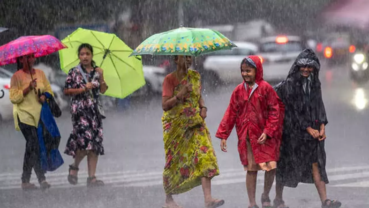 Heavy rains : కర్ణాటకలో దంచికొడుతున్న వానలు.. స్కూళ్లు, కాలేజీలకు సెలవులు Heavy rains : కర్ణాటకలో దంచికొడుతున్న వానలు.. స్కూళ్లు, కాలేజీలకు సెలవులు