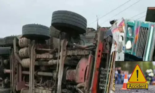 Road Accident : ఏపీలో ఘోర రోడ్డు ప్రమాదం.. లారీ బోల్తా.. స్పాట్ లోనే.. Road Accident : ఏపీలో ఘోర రోడ్డు ప్రమాదం.. లారీ బోల్తా.. స్పాట్ లోనే..