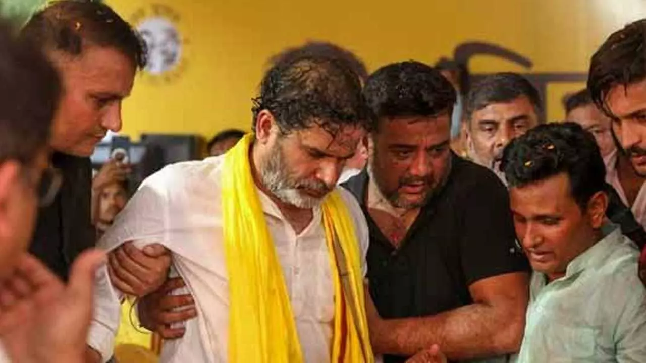 Prashant Kishor : ప్రశాంత్ కిషోర్కు గాయాలు.. ఆసుపత్రికి తరలింపు Prashant Kishor : ప్రశాంత్ కిషోర్కు గాయాలు.. ఆసుపత్రికి తరలింపు