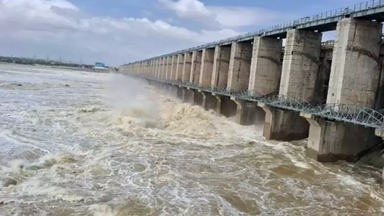 Jurala Project : జూరాల కు పెరిగిన వరద ఉదృతి... గేట్లు ఎత్తి నీటిని దిగువకు విడుదల చేస్తున్న అధికారులు