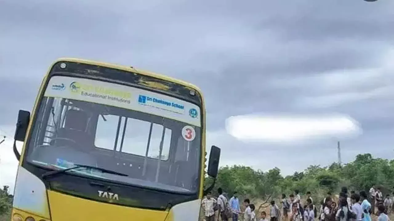 School Bus Accident : ఏపీలో స్కూల్ బస్సుకు తప్పిన ప్రమాదం..