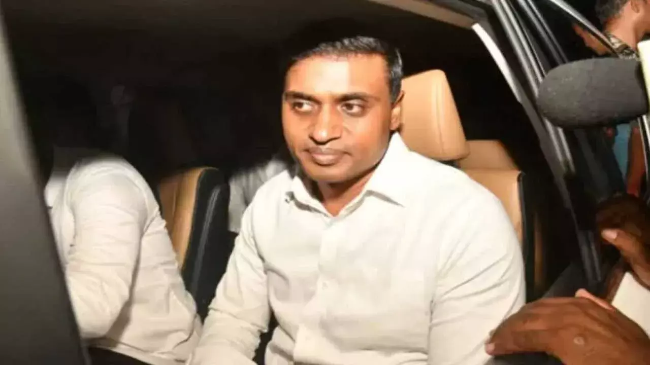 Mithun Reddy : ఏపీ లిక్కర్ స్కామ్.. సిట్ విచారణకు మిథున్ రెడ్డి Mithun Reddy : ఏపీ లిక్కర్ స్కామ్.. సిట్ విచారణకు మిథున్ రెడ్డి