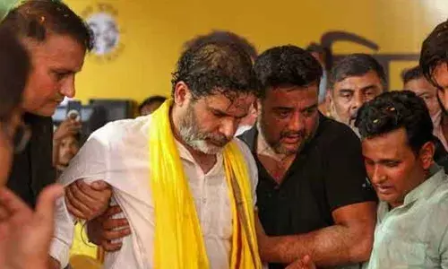 Prashant Kishor : ప్రశాంత్ కిషోర్కు గాయాలు.. ఆసుపత్రికి తరలింపు Prashant Kishor : ప్రశాంత్ కిషోర్కు గాయాలు.. ఆసుపత్రికి తరలింపు