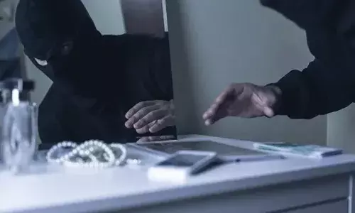 రిటైర్డ్ ఆఫీసర్ ఇంట్లో దోపిడి.. రూ.66 లక్షల విలువైన బంగారం, నగదును దోచుకున్న దొంగలు