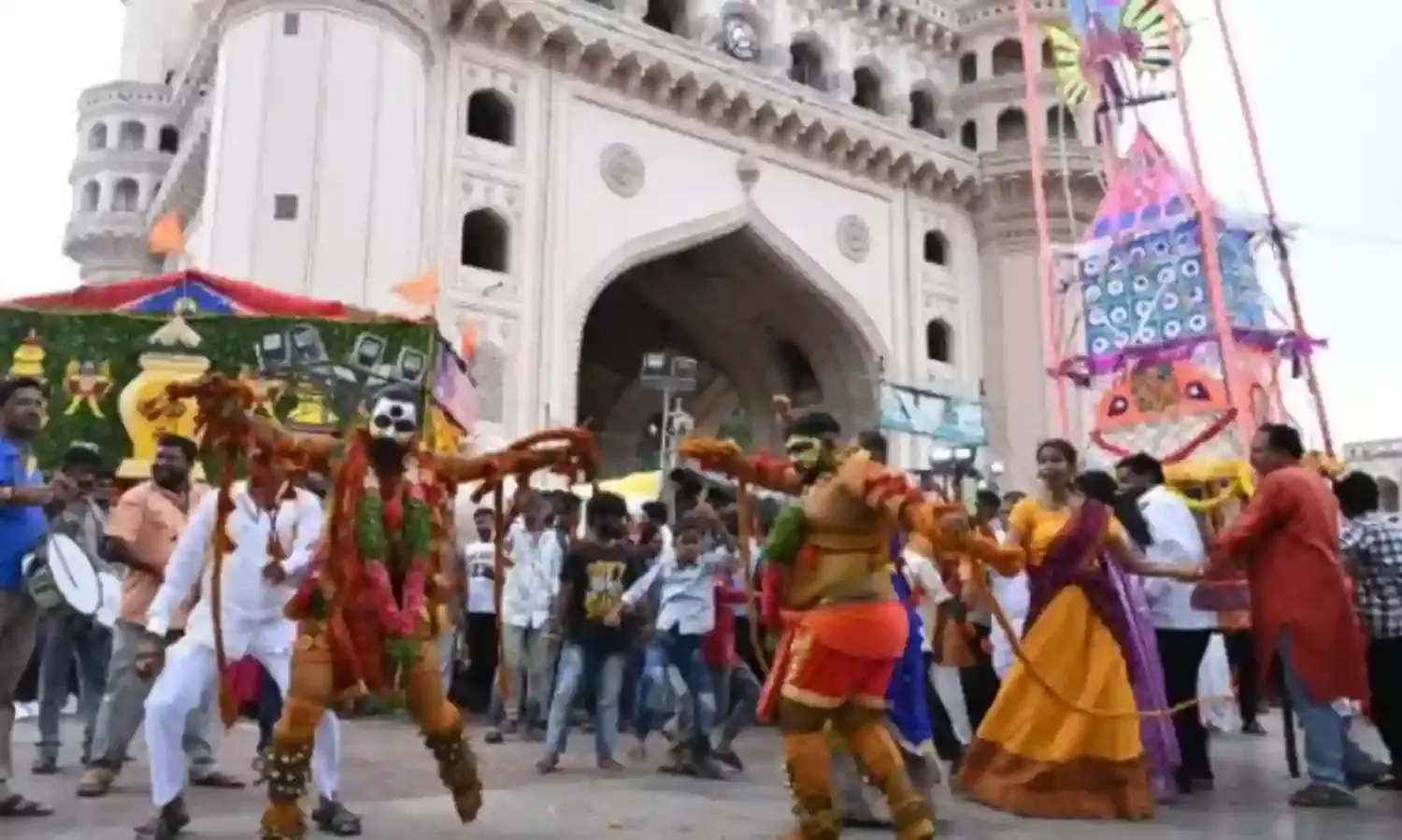 bonalu: బోనమెత్తిన భాగ్యనగరం bonalu: బోనమెత్తిన భాగ్యనగరం