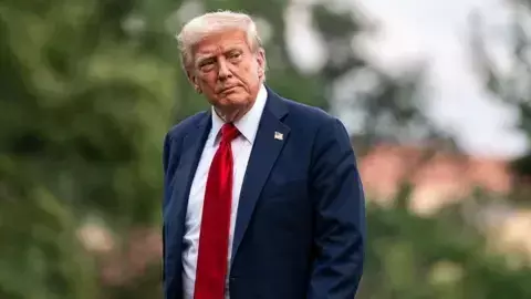 TRUMP: డాలర్పై దాడి చేస్తే… ట్రంప్ టారిఫ్తో బదులిస్తారు! TRUMP: డాలర్పై దాడి చేస్తే… ట్రంప్ టారిఫ్తో బదులిస్తారు!