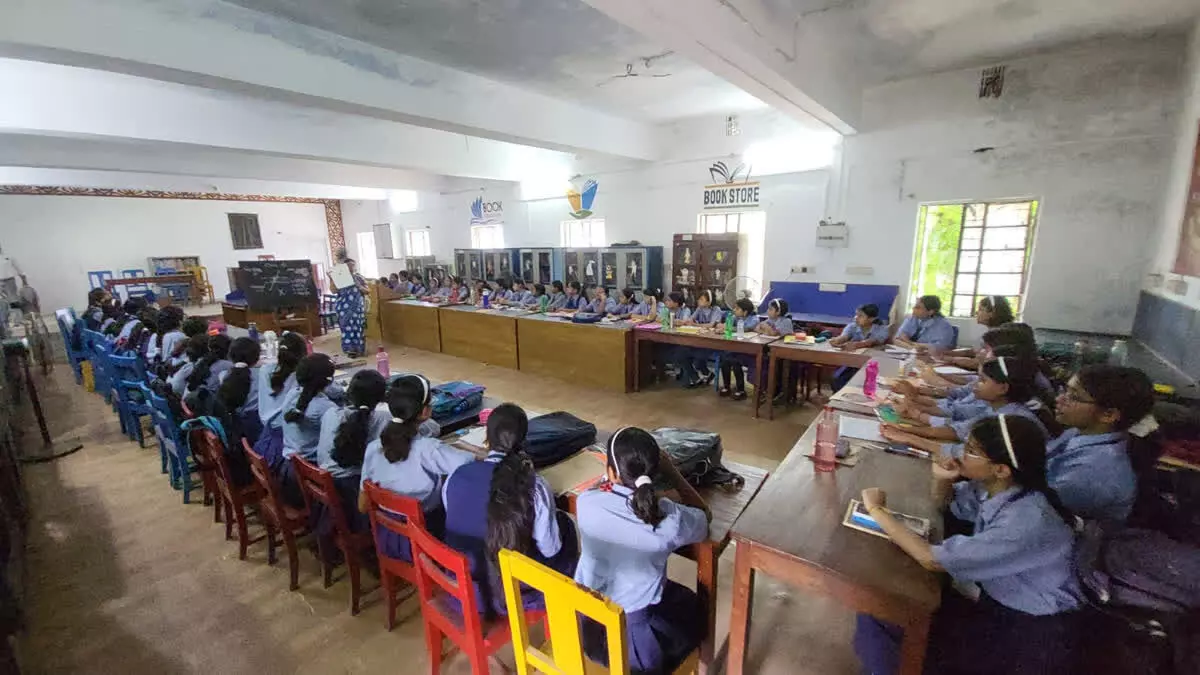 BACK BENCHERS: తెలంగాణ స్కూళ్లలో ఇక నో బ్యాక్ బెంచర్స్..! BACK BENCHERS: తెలంగాణ స్కూళ్లలో ఇక నో బ్యాక్ బెంచర్స్..!