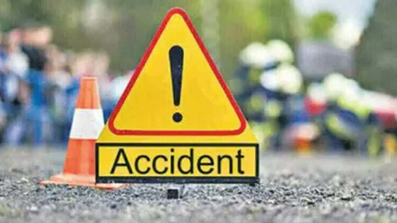 West Godavari : బైక్ ను ఢీకొన్న లారీ...ఇద్దరు యువకులు మృతి... West Godavari : బైక్ ను ఢీకొన్న లారీ...ఇద్దరు యువకులు మృతి...