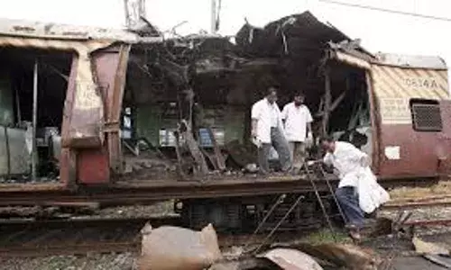 Mumbai Train Blasts: ముంబై సబర్బన్ రైళ్లలో పేలుళ్ల కేసులో  12 మంది  నిర్దోషులు Mumbai Train Blasts: ముంబై సబర్బన్ రైళ్లలో పేలుళ్ల కేసులో  12 మంది  నిర్దోషులు