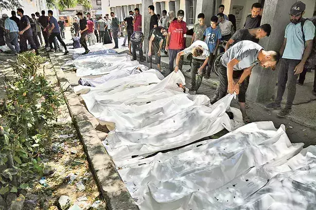 Gaza: ఆహార పంపిణీ కేంద్రం వద్ద కాల్పులు.. 90 మంది మృత్యువాత Gaza: ఆహార పంపిణీ కేంద్రం వద్ద కాల్పులు.. 90 మంది మృత్యువాత