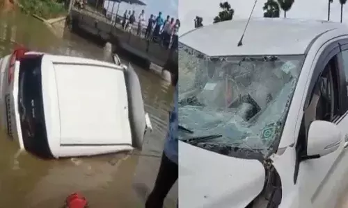 Car Accident : శునకాన్ని తప్పించబోయి కాలువలోకి దూసుకెళ్లిన కారు..