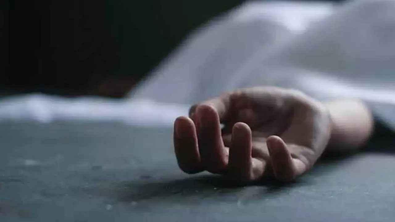 Eluru : అనుమానాస్పద స్థితిలో టీచర్ మృతి