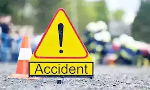 Road Accident : రోడ్డు ప్రమాదంలో భార్య మృతి...గుండెలవిసేలా రోదించిన భర్త... Road Accident : రోడ్డు ప్రమాదంలో భార్య మృతి...గుండెలవిసేలా రోదించిన భర్త...