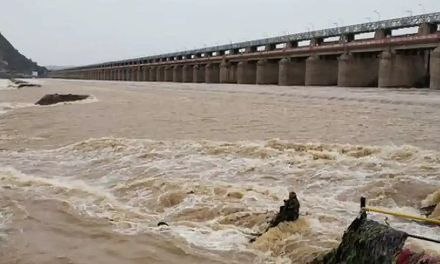 Prakasam Barrage : ప్రకాశం బ్యారేజీకి భారీగా వరద.. 25 గేట్లు ఎత్తివేత Prakasam Barrage : ప్రకాశం బ్యారేజీకి భారీగా వరద.. 25 గేట్లు ఎత్తివేత