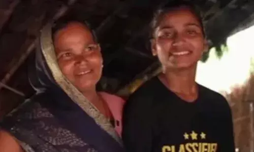 జపాన్‌లో జాతీయ జెండాను ఎగురవేసిన యూపీ పేద రైతు కుమార్తె..