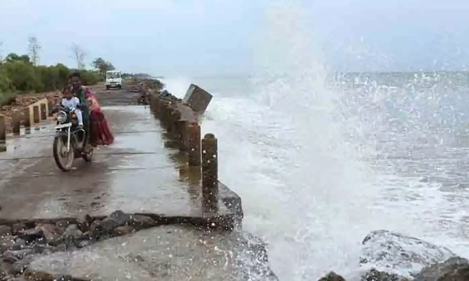 Mayapatnam : మాయపట్నం ప్రజలకు అవసరమైన సహాయక చర్యలు చేపట్టాలి .. పవన్ కల్యాణ్ ఆదేశాలు Mayapatnam : మాయపట్నం ప్రజలకు అవసరమైన సహాయక చర్యలు చేపట్టాలి .. పవన్ కల్యాణ్ ఆదేశాలు