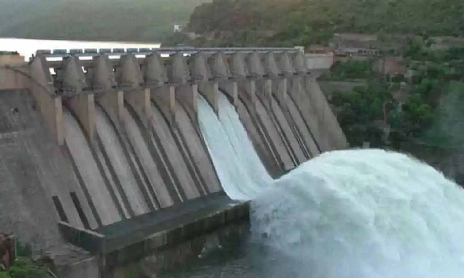 Srisailam : శ్రీశైలం జలాశయం రెండు గేట్లు ఎత్తి నీటి విడుదల Srisailam : శ్రీశైలం జలాశయం రెండు గేట్లు ఎత్తి నీటి విడుదల