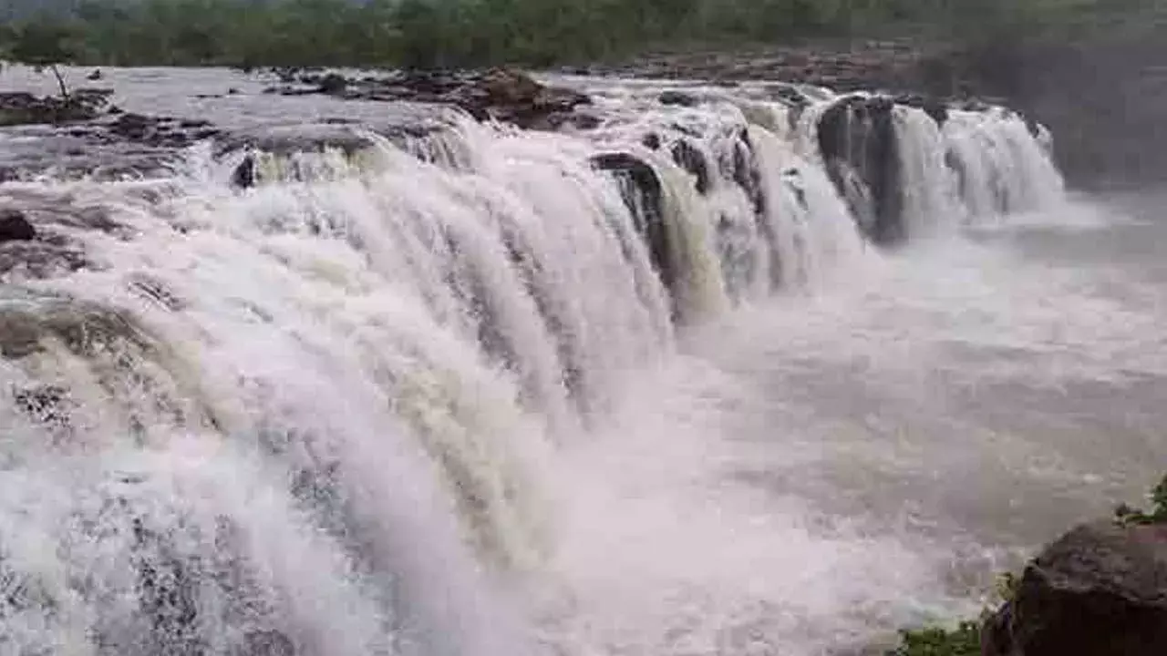 Bogatha Waterfalls : బొగతకు పోటెత్తుతున్న వరద.. పర్యాటకులకు నో ఎంట్రీ..