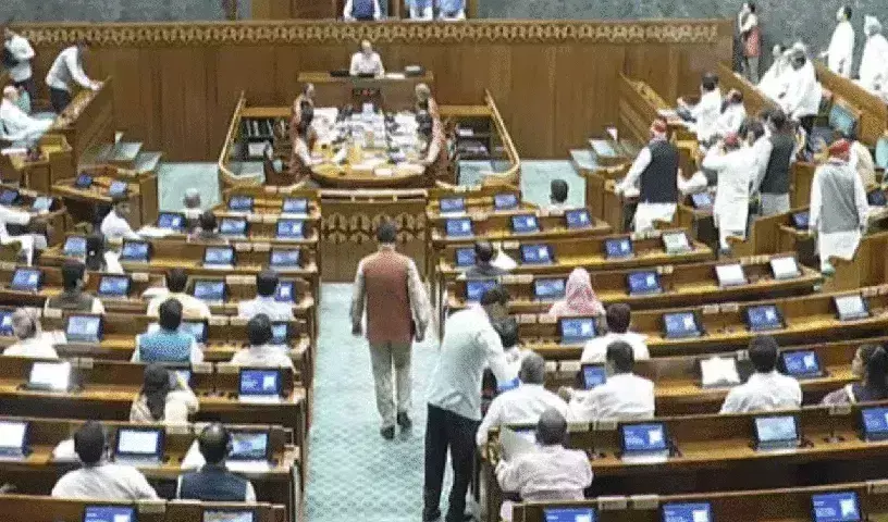 Parliament Session: కొనసాగుతున్న విపక్షాల ఆందోళన.. లోక్సభ మధ్యాహ్నానికి వాయిదా Parliament Session: కొనసాగుతున్న విపక్షాల ఆందోళన.. లోక్సభ మధ్యాహ్నానికి వాయిదా