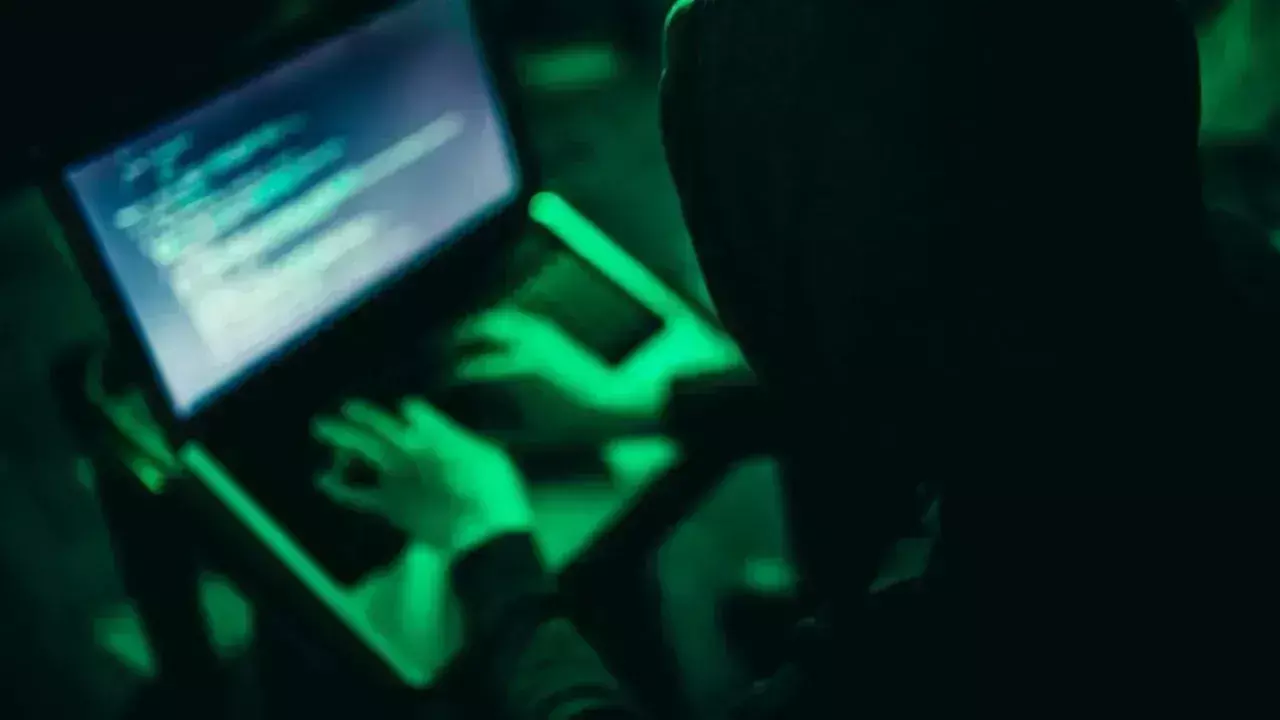 Digital Arrest: డిజిటల్ అరెస్ట్.. ఇద్దరు మహిళలను నగ్నంగా కూర్చోబెట్టిన సైబర్ కేటుగాడు Digital Arrest: డిజిటల్ అరెస్ట్.. ఇద్దరు మహిళలను నగ్నంగా కూర్చోబెట్టిన సైబర్ కేటుగాడు
