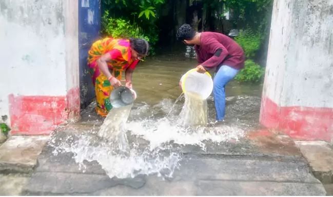 rains: భారీ వర్షాలకు జన జీవనం అతలాకుతలం