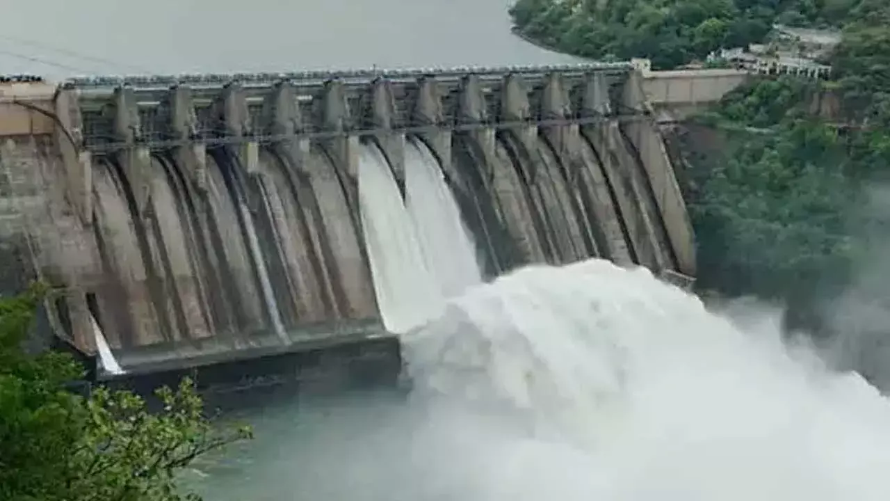 Srisailam Dam : శ్రీశైలానికి కొనసాగుతున్న వరద