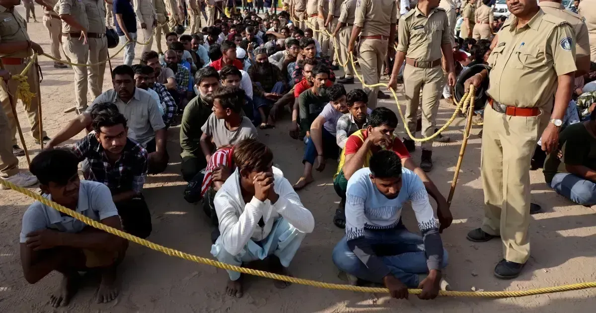 Illegal immigrants: భారత్ నుంచి అక్రమ బంగ్లాదేశీయుల బహిష్కరణ.. హక్కుల సంస్థ ఆరోపణలు.. Illegal immigrants: భారత్ నుంచి అక్రమ బంగ్లాదేశీయుల బహిష్కరణ.. హక్కుల సంస్థ ఆరోపణలు..