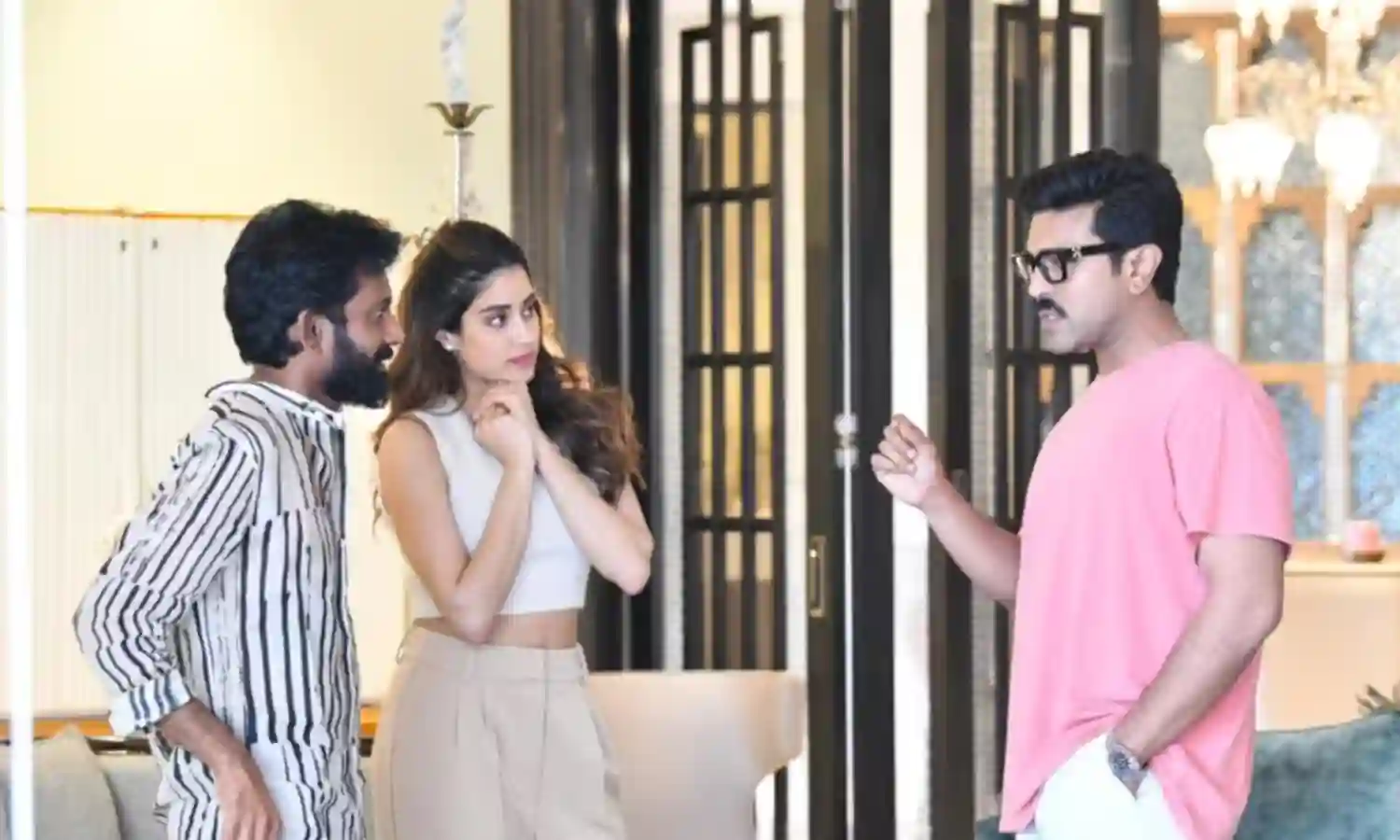 Jahnvi kapoor : పెద్ది సెట్స్ లో అడుగుపెట్టిన జాన్వీ కపూర్ Jahnvi kapoor : పెద్ది సెట్స్ లో అడుగుపెట్టిన జాన్వీ కపూర్