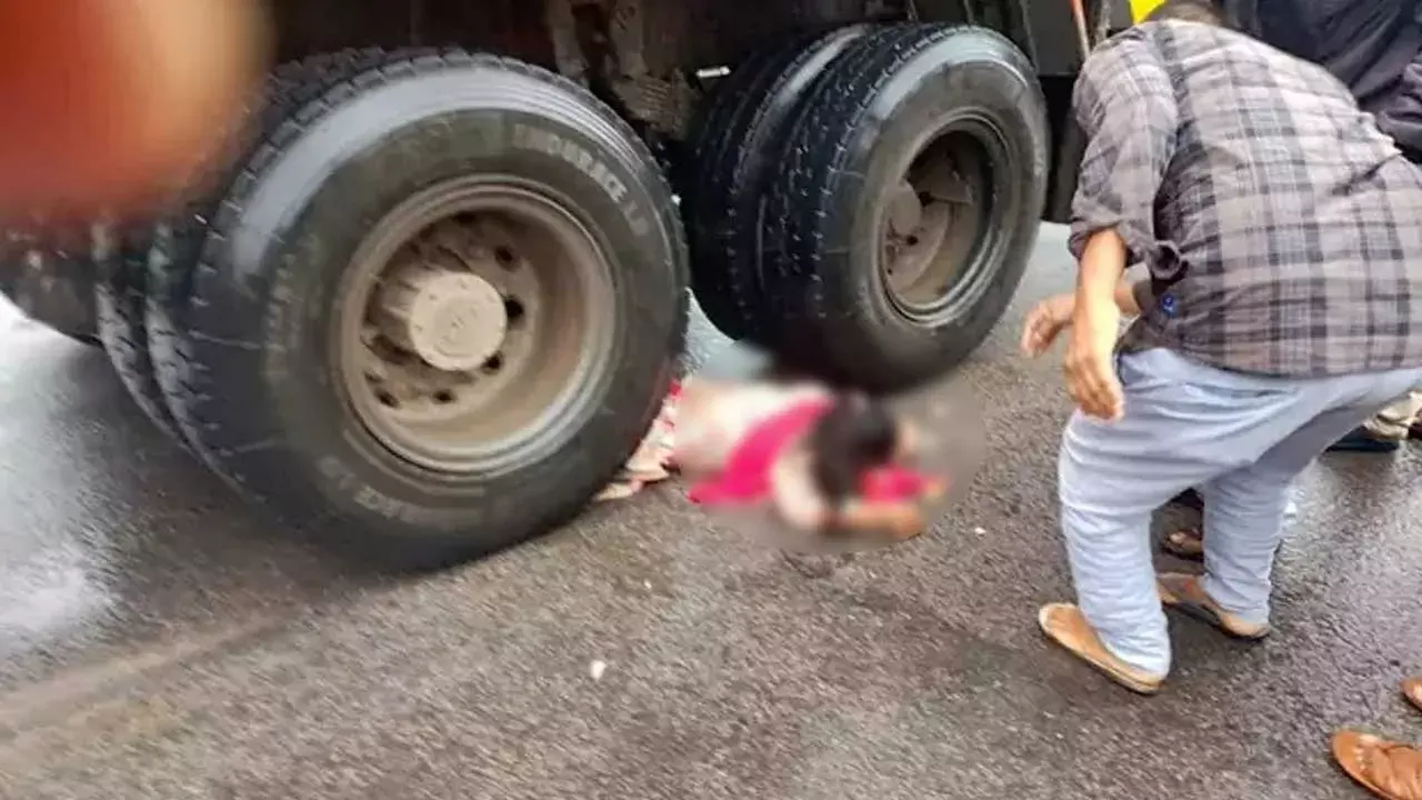 Rangareddy District : కాపాడండి.. లారీ టైర్ల కింద ఇరుక్కుని బీటెక్ స్టూడెంట్ ఆర్తనాదాలు.. కాసేపటికే.. Rangareddy District : కాపాడండి.. లారీ టైర్ల కింద ఇరుక్కుని బీటెక్ స్టూడెంట్ ఆర్తనాదాలు.. కాసేపటికే..