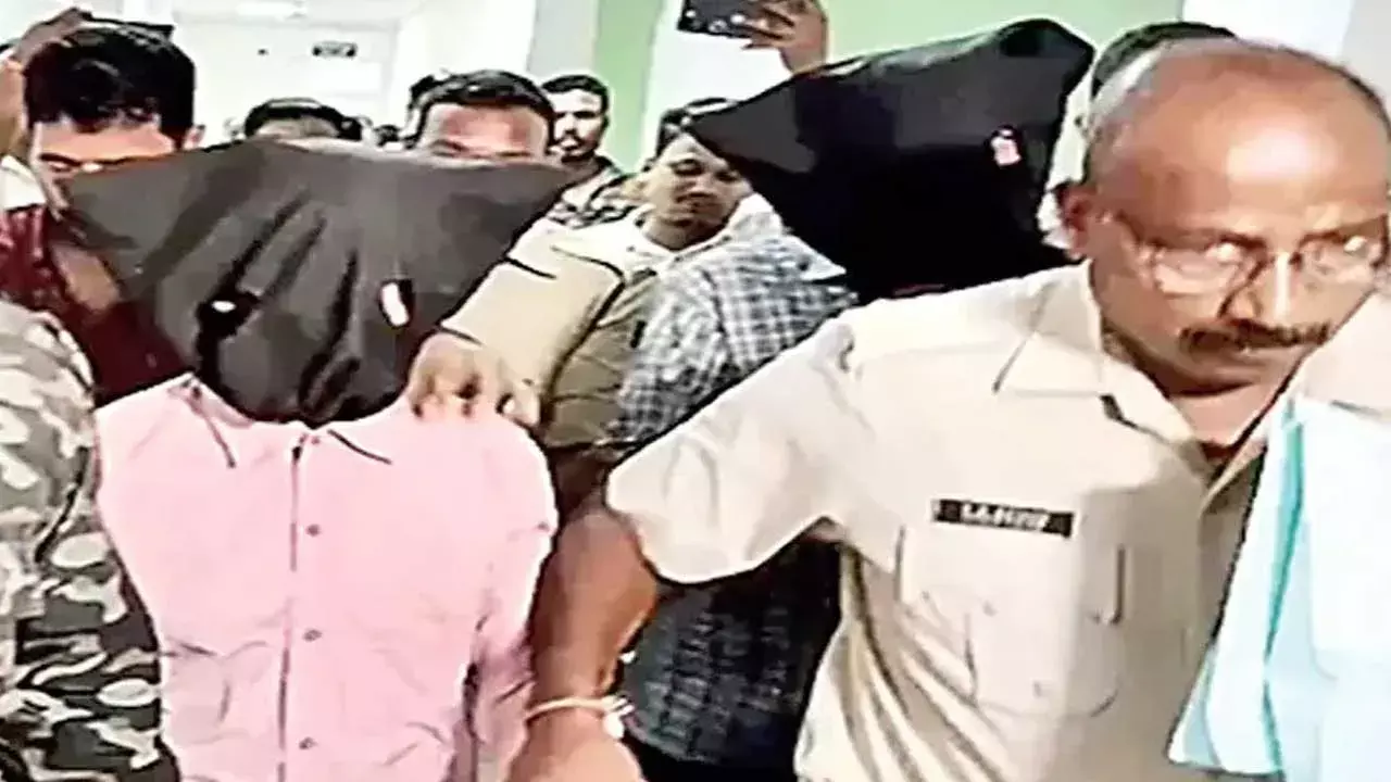 Crime : బాలికపై దుండగుల అత్యాచారం.. గర్భవతి అని తెలిసి పాతిపెట్టేందుకు యత్నం.. Crime : బాలికపై దుండగుల అత్యాచారం.. గర్భవతి అని తెలిసి పాతిపెట్టేందుకు యత్నం..