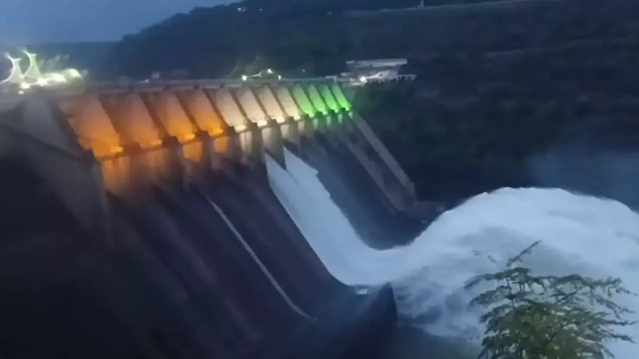Srisailam Reservoir : శ్రీశైలం జలాశయానికి కొనసాగుతున్న వరద ప్రవాహం