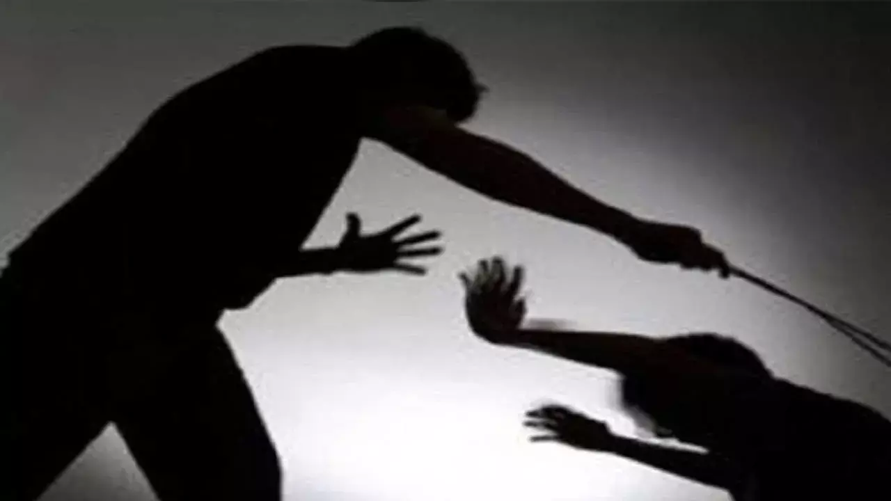 Nellore : విద్యార్థిని చితకబాదిన టీచర్ Nellore : విద్యార్థిని చితకబాదిన టీచర్