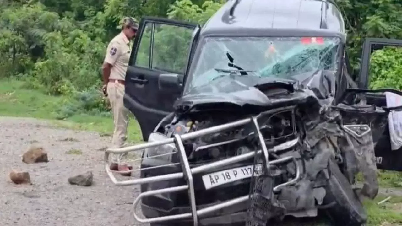 Road Accident : రోడ్డు ప్రమాదంలో ఇద్దరు డీఎస్పీలు మృతి