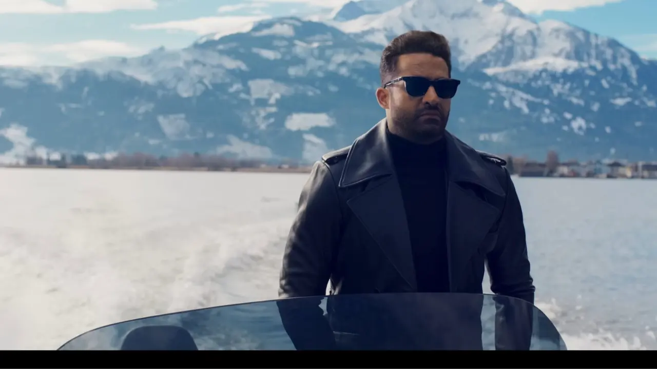 NTR :  వార్ 2 నుంచి కొత్త పోస్టర్.. అద్దిరిపోయిన ఎన్టీఆర్ లుక్ NTR :  వార్ 2 నుంచి కొత్త పోస్టర్.. అద్దిరిపోయిన ఎన్టీఆర్ లుక్