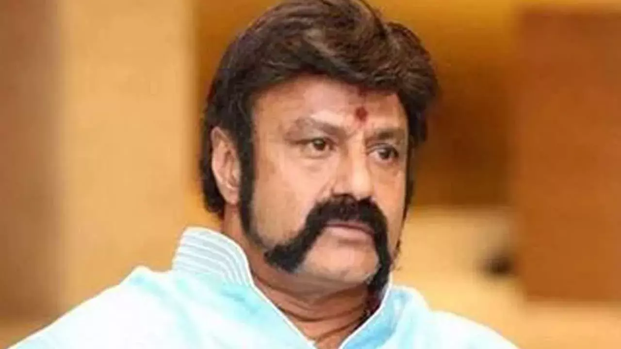 Balakrishna : బాలయ్య మంచి మనసు.. కష్టాల్లో అభిమానికి ఆర్ధికసాయం Balakrishna : బాలయ్య మంచి మనసు.. కష్టాల్లో అభిమానికి ఆర్ధికసాయం