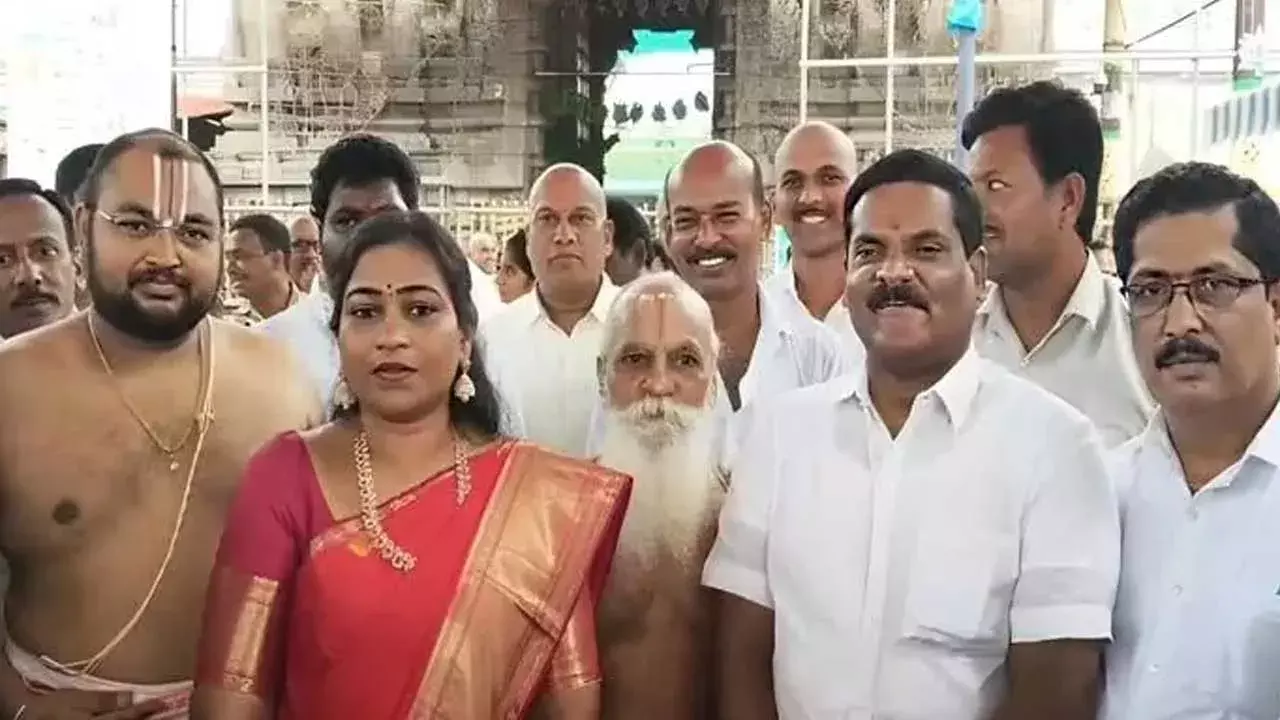 AP Home Ministe : తిరుచానూరు పద్మావతి అమ్మవారిని దర్శించుకున్న హోంమంత్రి అనిత.